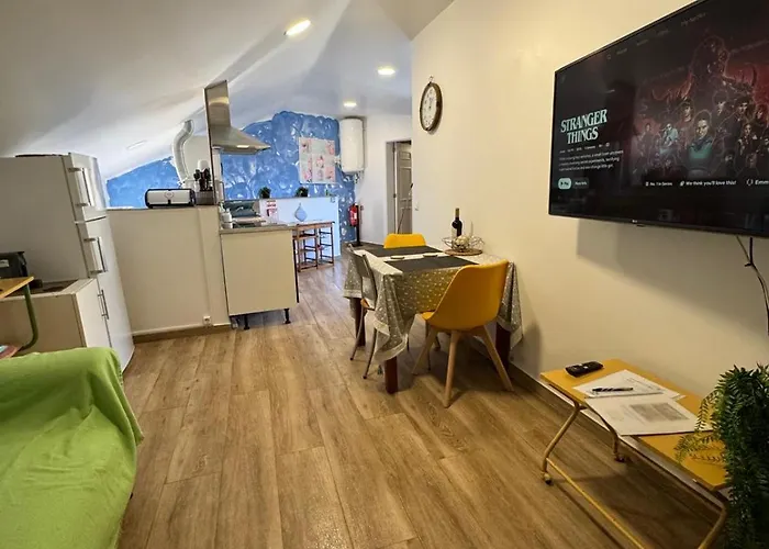 House In The Heart Of With Big Balcony بيت للعطل *